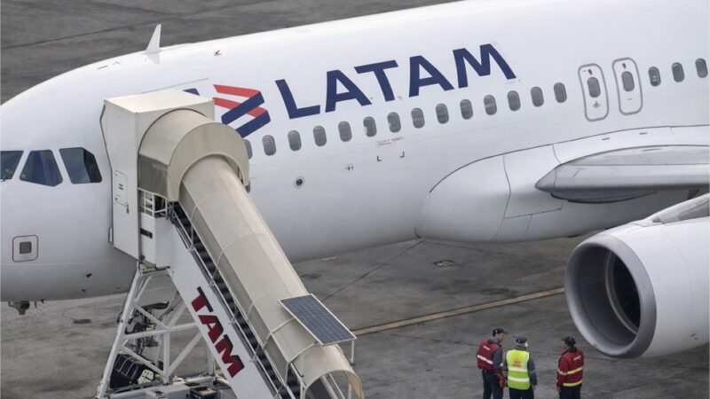 Após viagem a MT, mulher morre ao cair de escada de avião