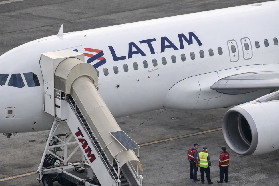 Após viagem a MT, mulher morre ao cair de escada de avião