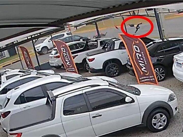 Adolescente ‘gira’ no ar após colisão entre moto e carro e MT; vídeo