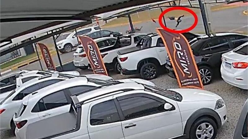 Adolescente ‘gira’ no ar após colisão entre moto e carro e MT; vídeo
