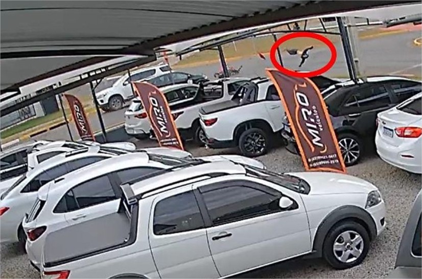 Adolescente ‘gira’ no ar após colisão entre moto e carro e MT; vídeo