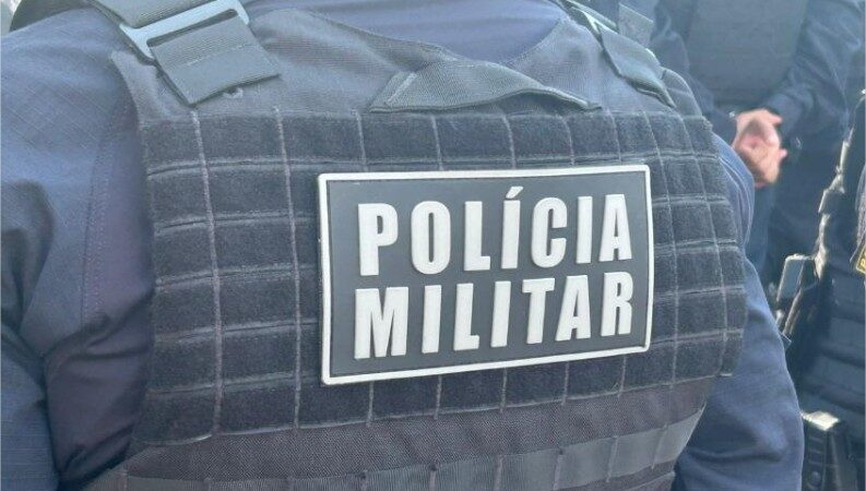 Mulher é presa por esfaquear o próprio irmão no pescoço