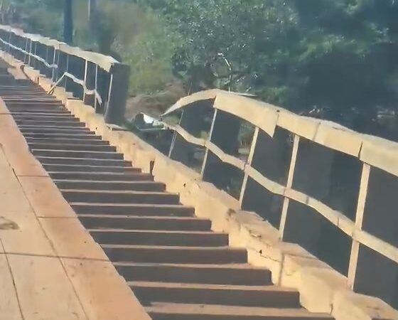 Motociclista e passageiro caem de ponte de madeira na madrugada desse domingo em Vila Bela