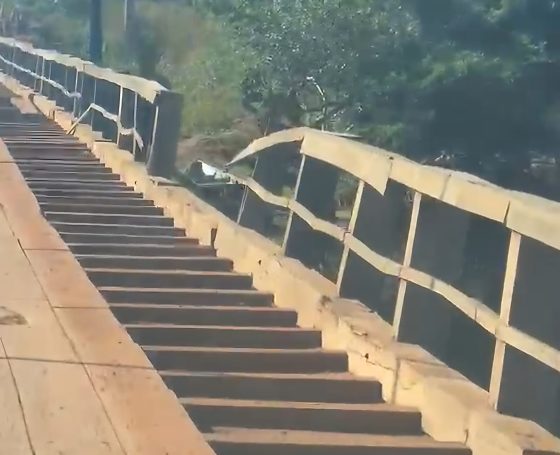 Motociclista e passageiro caem de ponte de madeira na madrugada desse domingo em Vila Bela