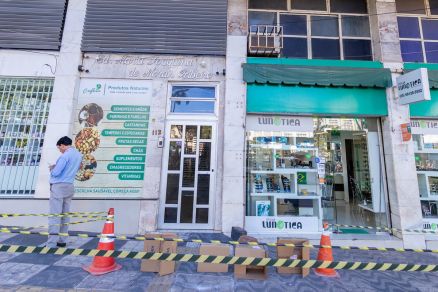 Reboco do 1º edifício construído em Cuiabá desaba e Defesa Civil fecha rua