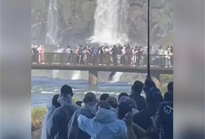 Por um celular, homem se arrisca nas Cataratas para recuperar aparelho