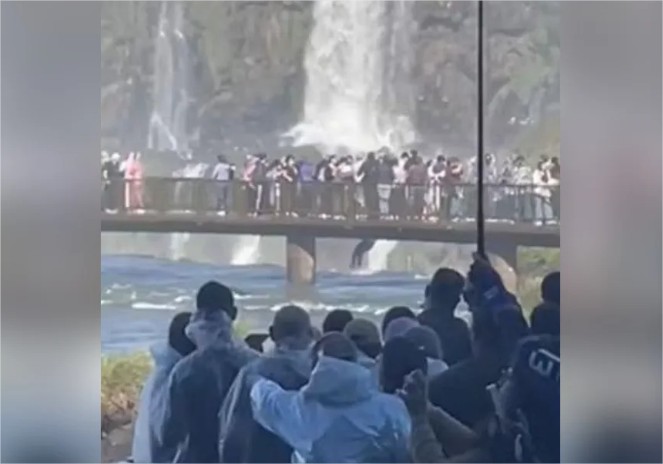 Por um celular, homem se arrisca nas Cataratas para recuperar aparelho