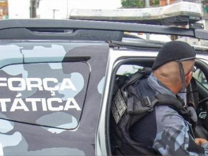 Jovem xinga PMs de ‘cachorros do governo’ e acaba contida no taser