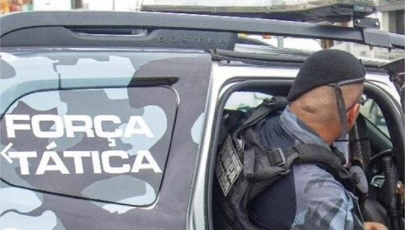 Jovem xinga PMs de ‘cachorros do governo’ e acaba contida no taser