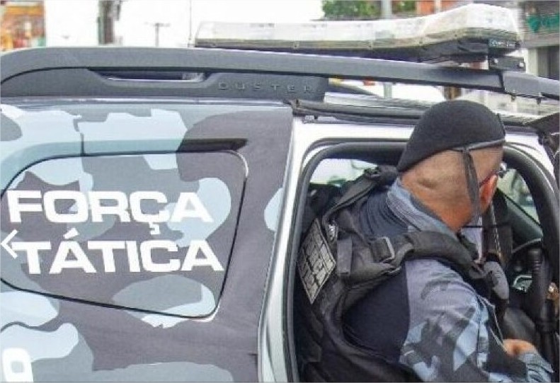 Jovem xinga PMs de ‘cachorros do governo’ e acaba contida no taser