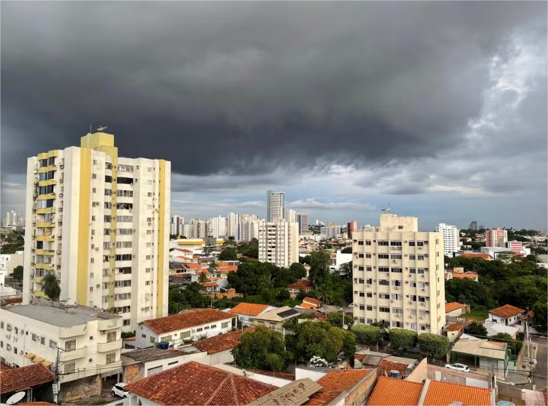 Cuiabá e outros 63 municípios entram em alerta para chuvas intensas, ventos fortes e granizo; veja orientações