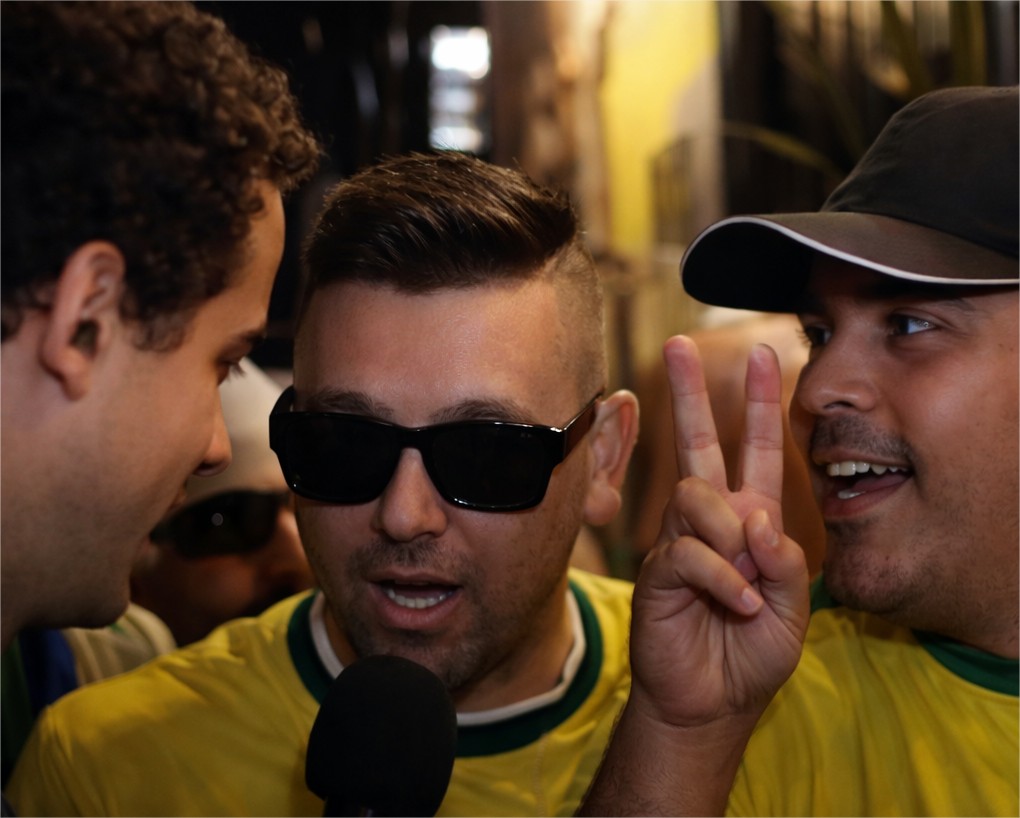Torcedor pede ‘Brasil Campeão e Flávio Bolsonaro eleito’ ao vivo na Globo e viraliza