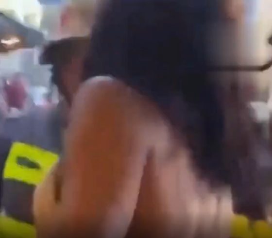 Trans se revolta após ser proibida de usar banheiro feminino e causa confusão em pizzaria