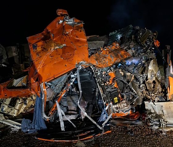 Motorista de 44 anos morre em batida entre caminhões e outro condutor foge sem prestar socorro