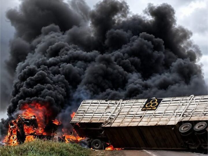 Acidente entre viatura da PM, carreta e dois carros deixa dois mortos em rodovia de MT