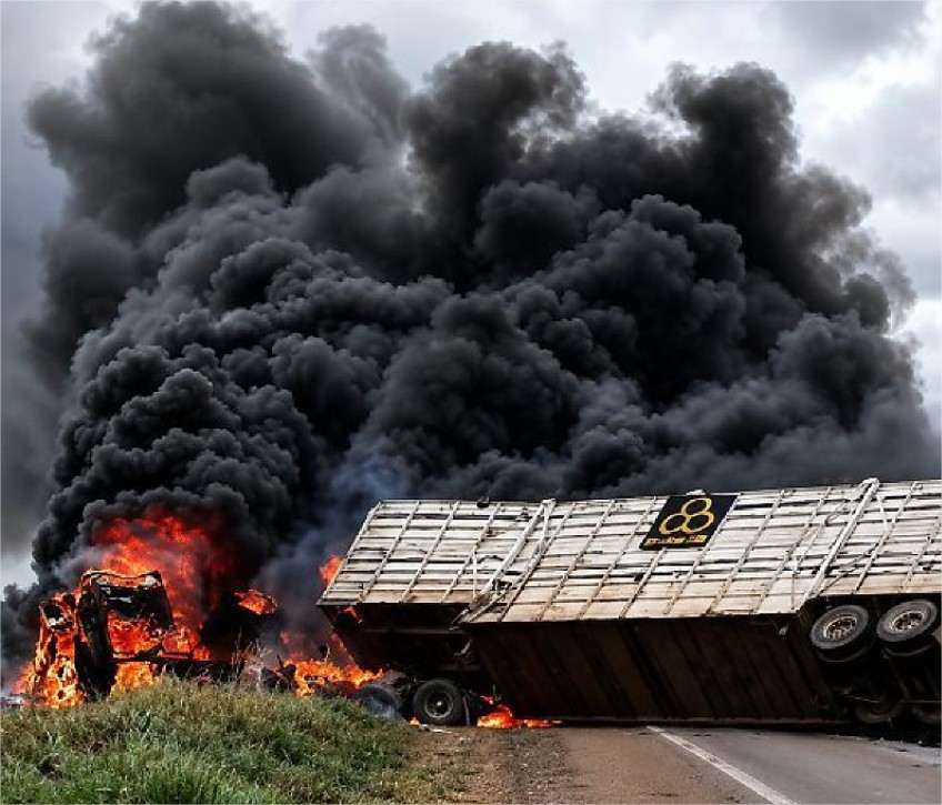 Acidente entre viatura da PM, carreta e dois carros deixa dois mortos em rodovia de MT