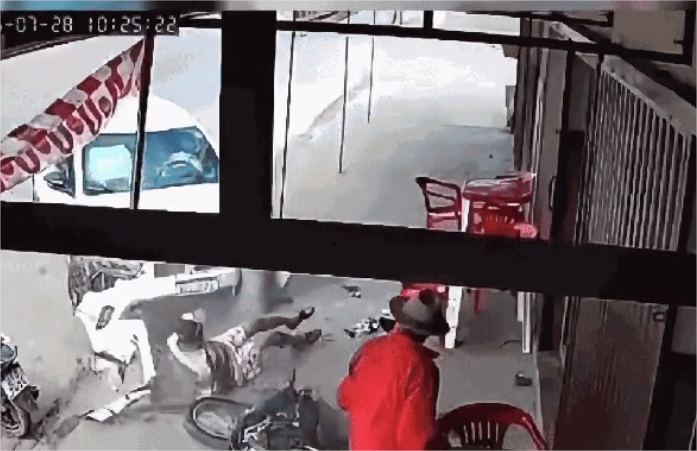 Vídeo: Poste salva homem de atropelamento após carro invadir calçada em MT
