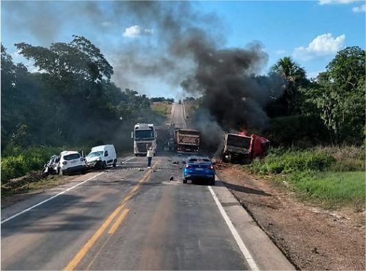 Acidente na BR-163 mata duas pessoas e interdita rodovia em MT