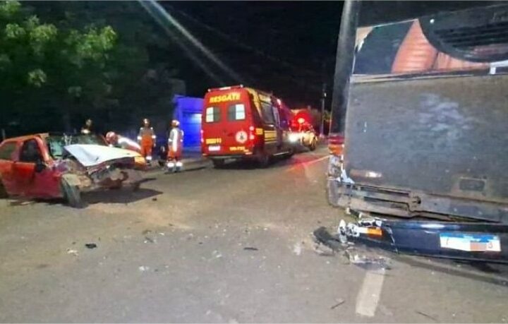 Motorista bêbado bate na traseira de ônibus estacionado e mata passageira