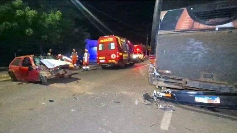 Motorista bêbado bate na traseira de ônibus estacionado e mata passageira
