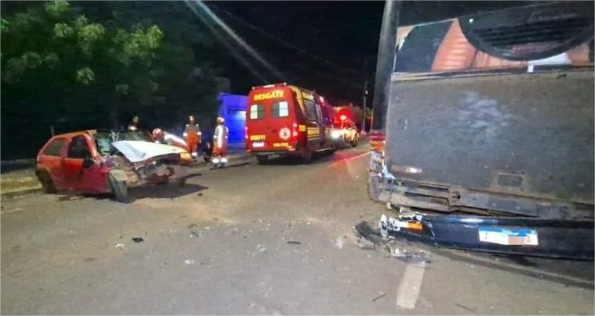Motorista bêbado bate na traseira de ônibus estacionado e mata passageira