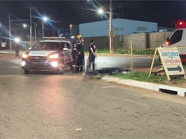 Mulher pula de moto e morre atropelada por carreta em Cuiabá