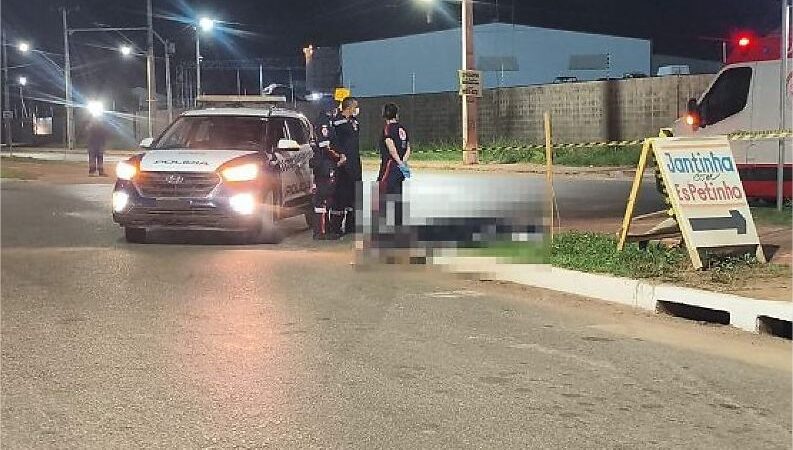 Mulher pula de moto e morre atropelada por carreta em Cuiabá