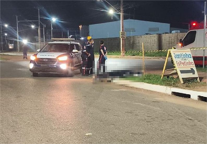 Mulher pula de moto e morre atropelada por carreta em Cuiabá