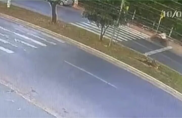 Motociclista bate em traseira de carro em avenida de Cuiabá e fica gravemente ferido; vídeo