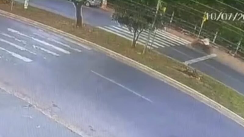 Motociclista bate em traseira de carro em avenida de Cuiabá e fica gravemente ferido; vídeo