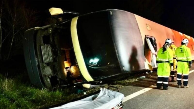 Motorista perde controle, tomba ônibus com 36 passageiros e deixa nove feridos em MT