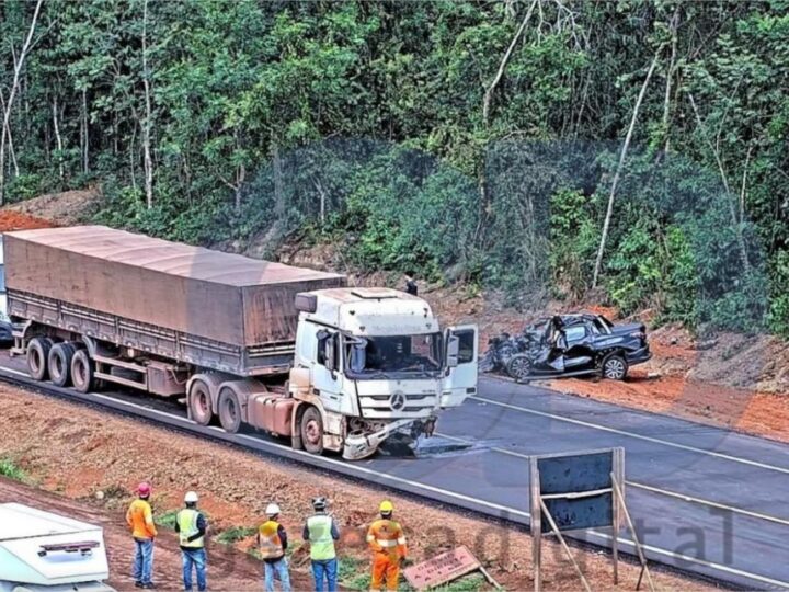 Colisão frontal entre carro e carreta deixa dois mortos e interdita BR-163 em Sorriso