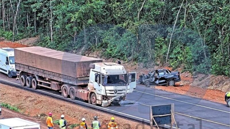 Colisão frontal entre carro e carreta deixa dois mortos e interdita BR-163 em Sorriso