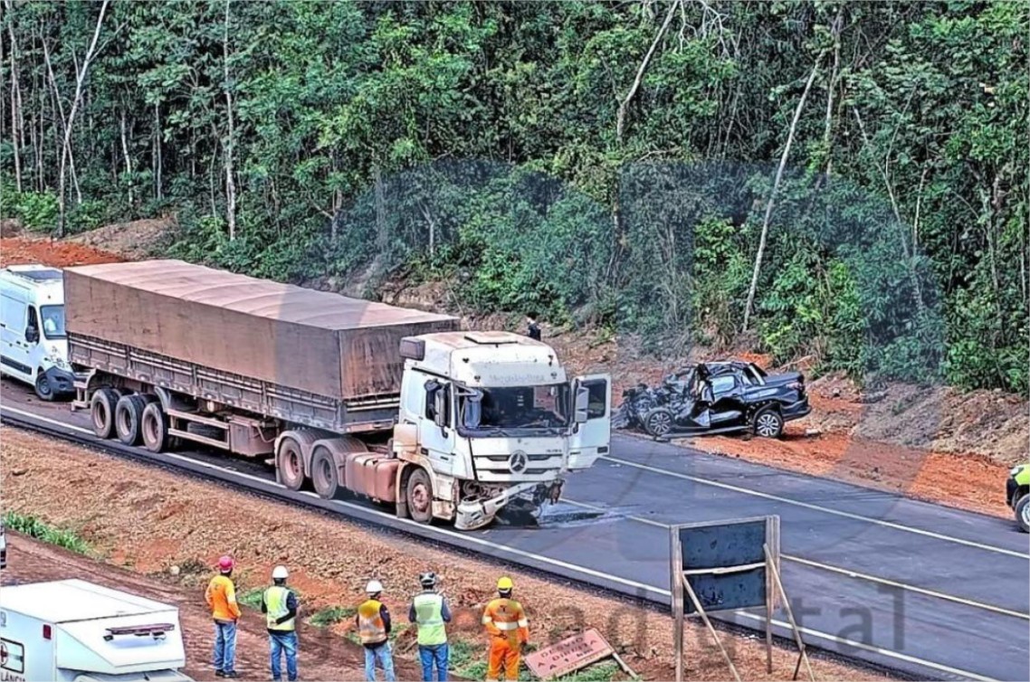 Colisão frontal entre carro e carreta deixa dois mortos e interdita BR-163 em Sorriso