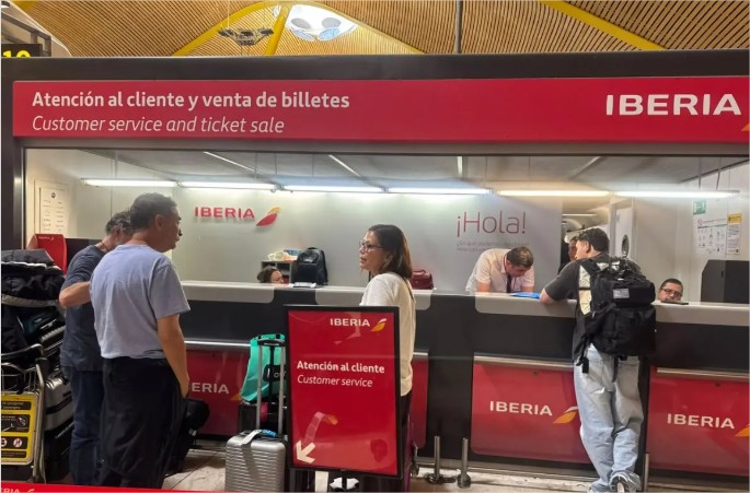 Brasileiros ficam ‘presos’ em aeroporto de Madri após problema com bagagens em voo para SP
