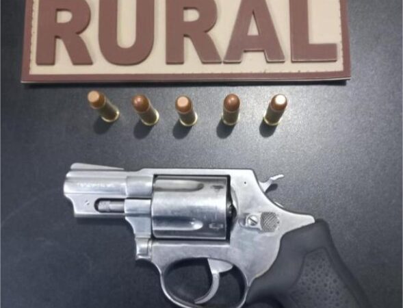 Homem é preso com arma após ameaçar matar o vizinho