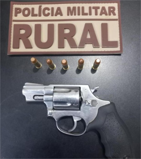 Homem é preso com arma após ameaçar matar o vizinho