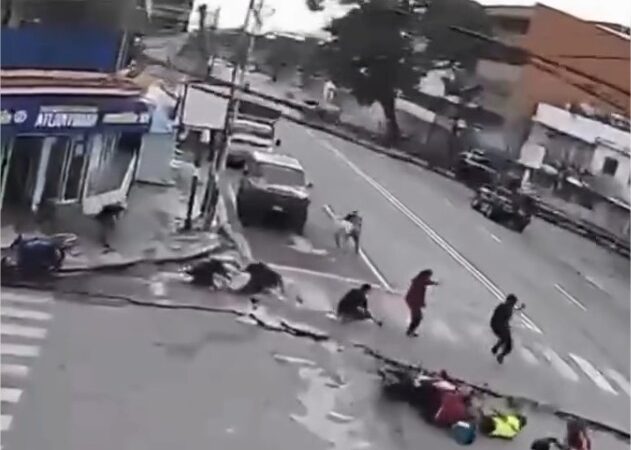 Novo vídeo mostra asfalto rachando durante forte terremoto que atingiu a Venezuela