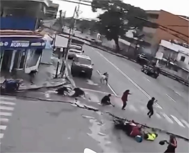 Novo vídeo mostra asfalto rachando durante forte terremoto que atingiu a Venezuela