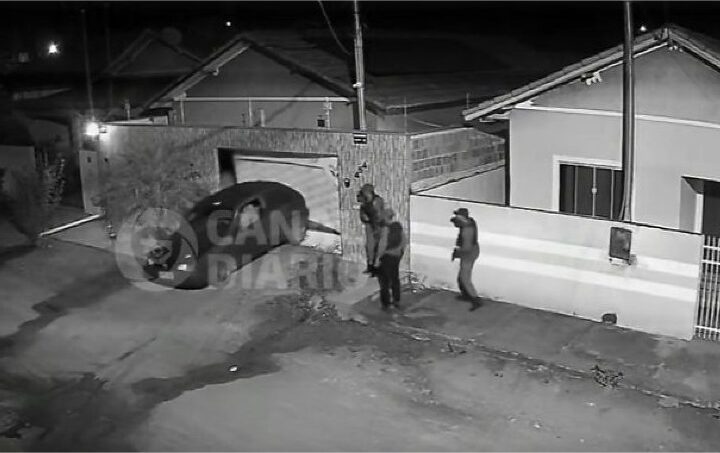 Câmeras flagram falsos policiais invadindo casa para executar servidor em MT; vídeo