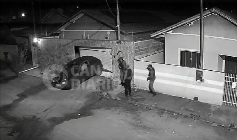 Câmeras flagram falsos policiais invadindo casa para executar servidor em MT; vídeo