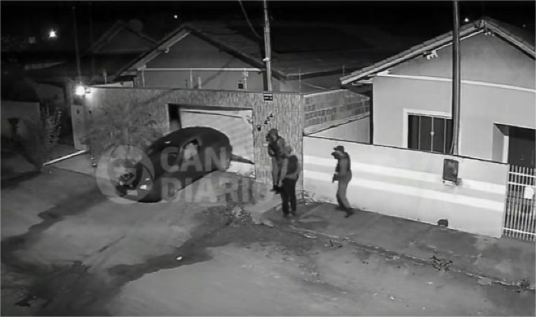 Câmeras flagram falsos policiais invadindo casa para executar servidor em MT; vídeo
