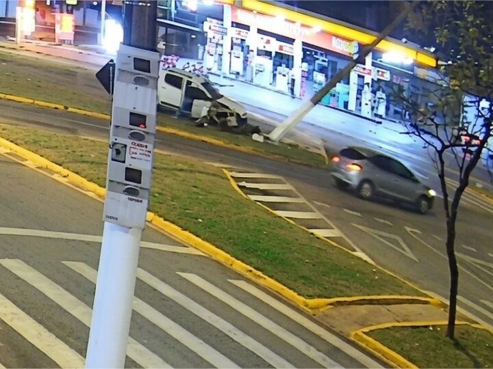 Veja vídeo: Dupla furta S10 e bate caminhonete contra poste durante fuga em MT