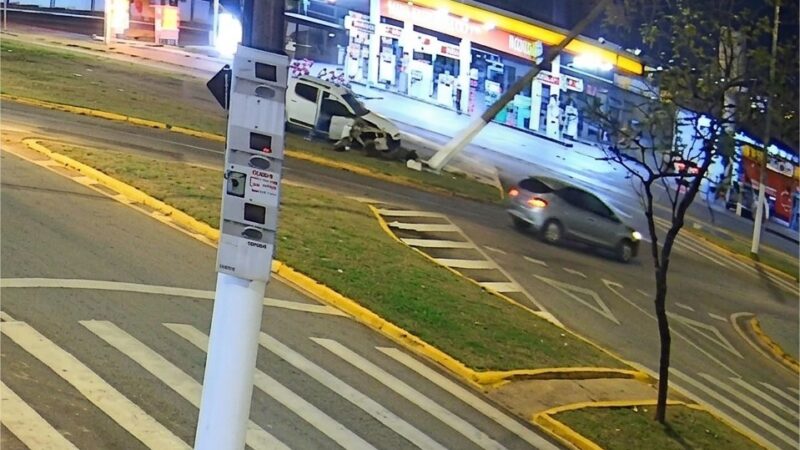 Veja vídeo: Dupla furta S10 e bate caminhonete contra poste durante fuga em MT