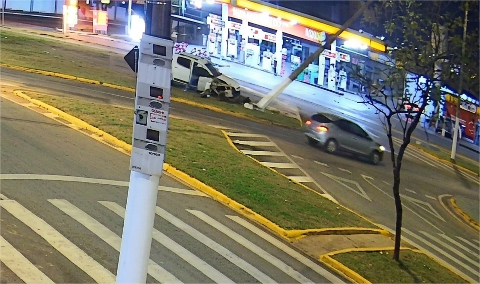 Veja vídeo: Dupla furta S10 e bate caminhonete contra poste durante fuga em MT