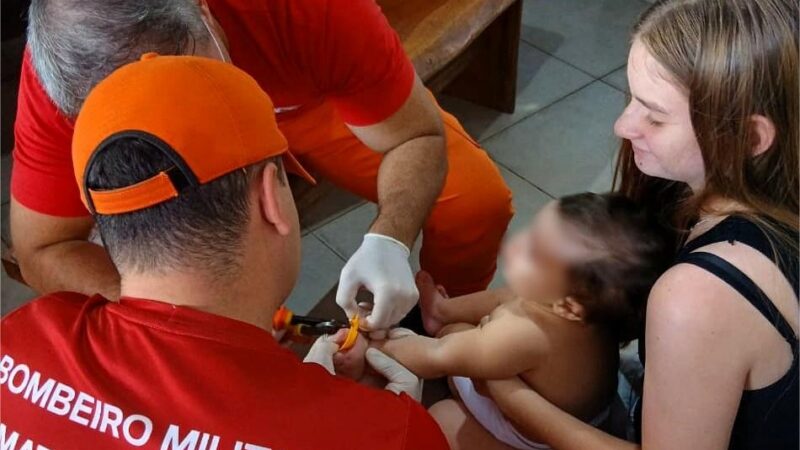 Corpo de Bombeiros retira anel de plástico preso ao dedo de bebê