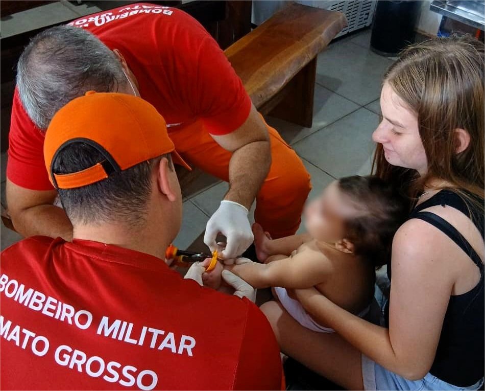 Corpo de Bombeiros retira anel de plástico preso ao dedo de bebê