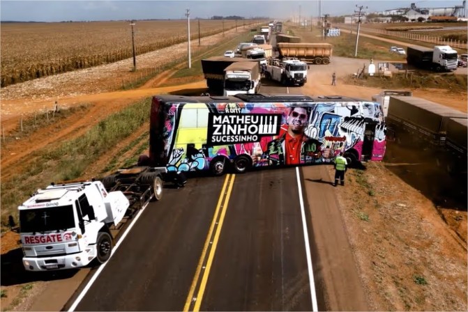 Ônibus do cantor Matheuzinho Sucessinho se envolve em acidente com carretas em MT; vídeo