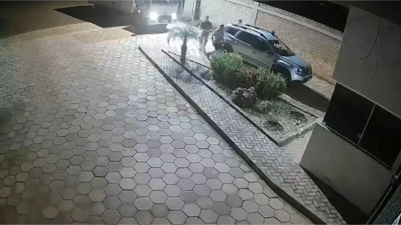 Câmeras registram descarregamento de cestas desviadas por vereador; colega emprestou casa para esconder carga