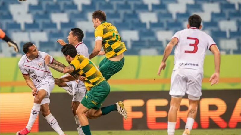 Cuiabá joga mal, é derrotado pelo Atlético-GO e encosta no Z-4